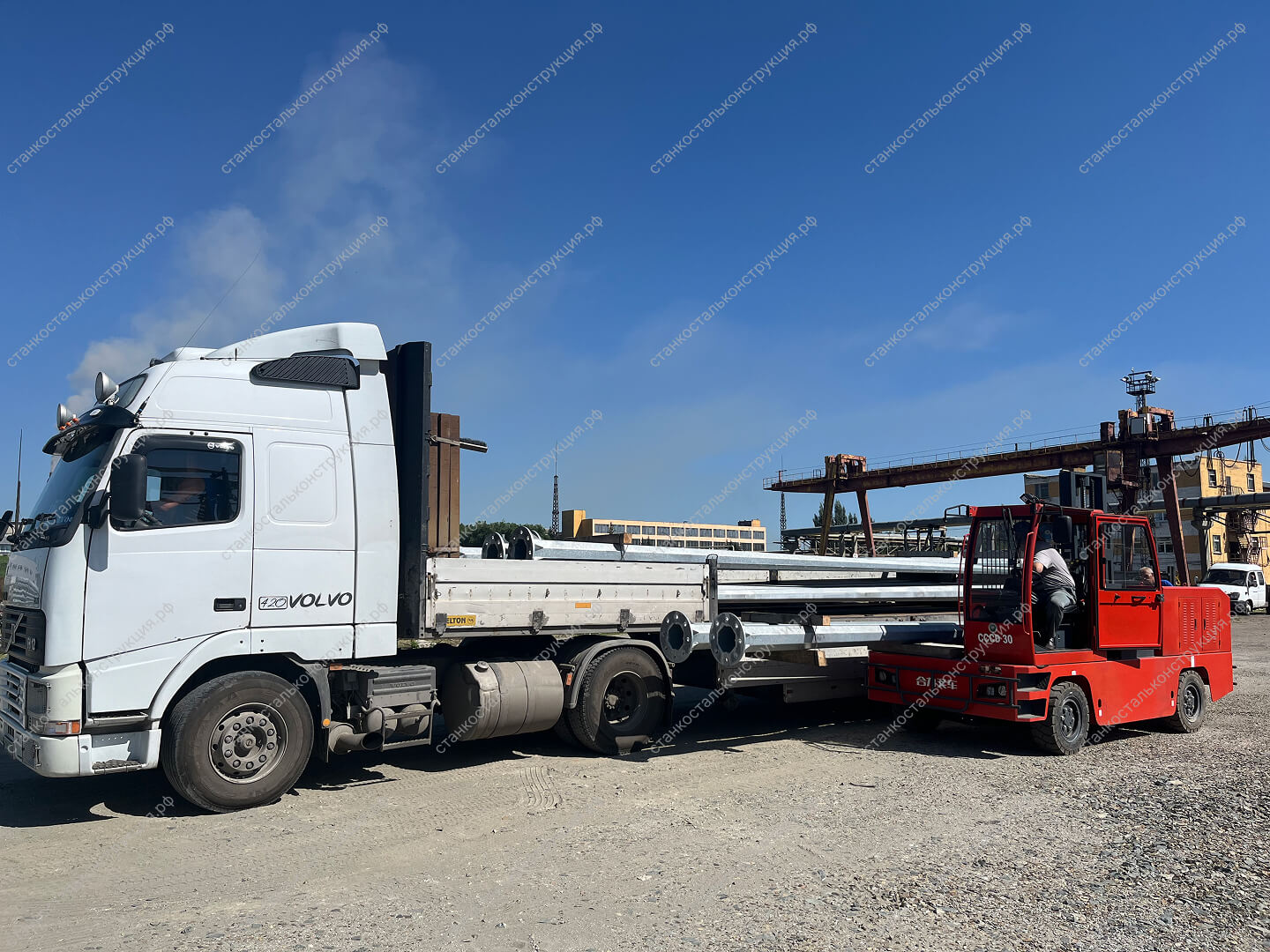 Фото отгрузки опор на территории завода с помощью бокового погрузчика