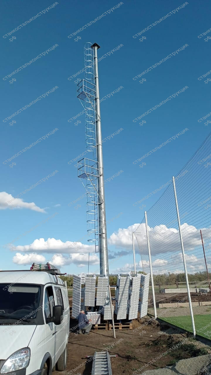 Процесс установки мачты освещения со стационарной короной